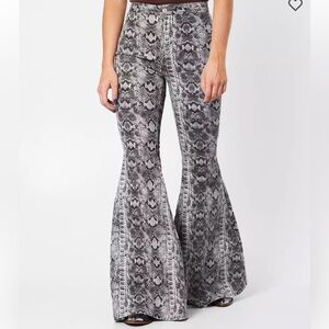 *NEVER WORN* free people just float on snake print flare jean